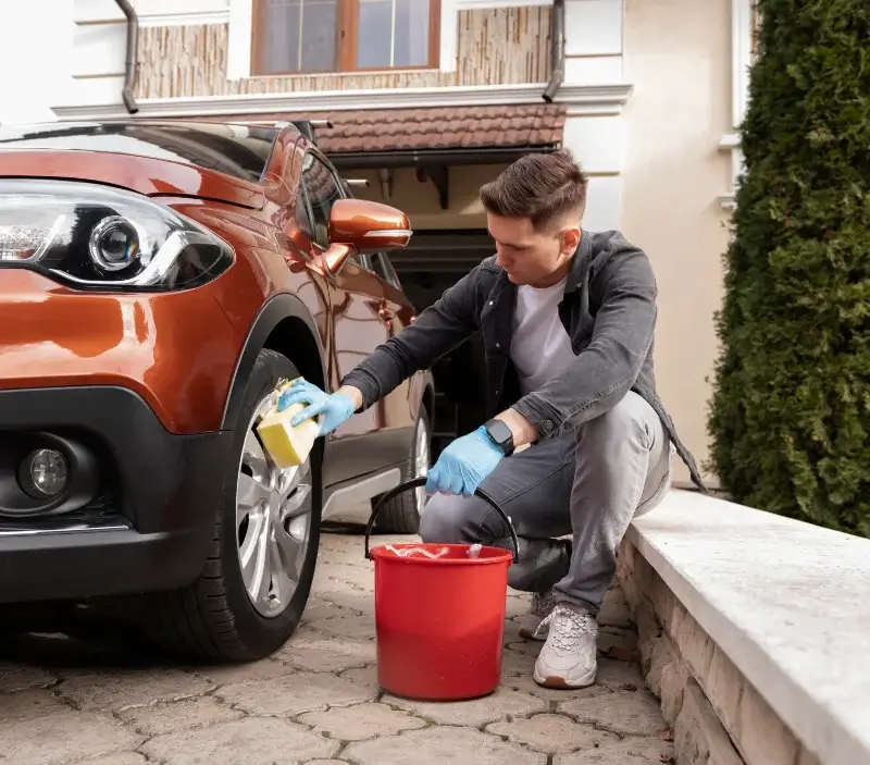 Lavage auto à domicile Saint-Hilaire-sur-Benaize : professionnel intervenant sur un véhicule